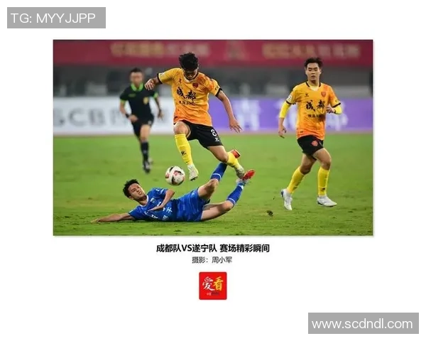 足球明星与粉丝亲密互动畅谈梦想与奋斗故事的精彩瞬间